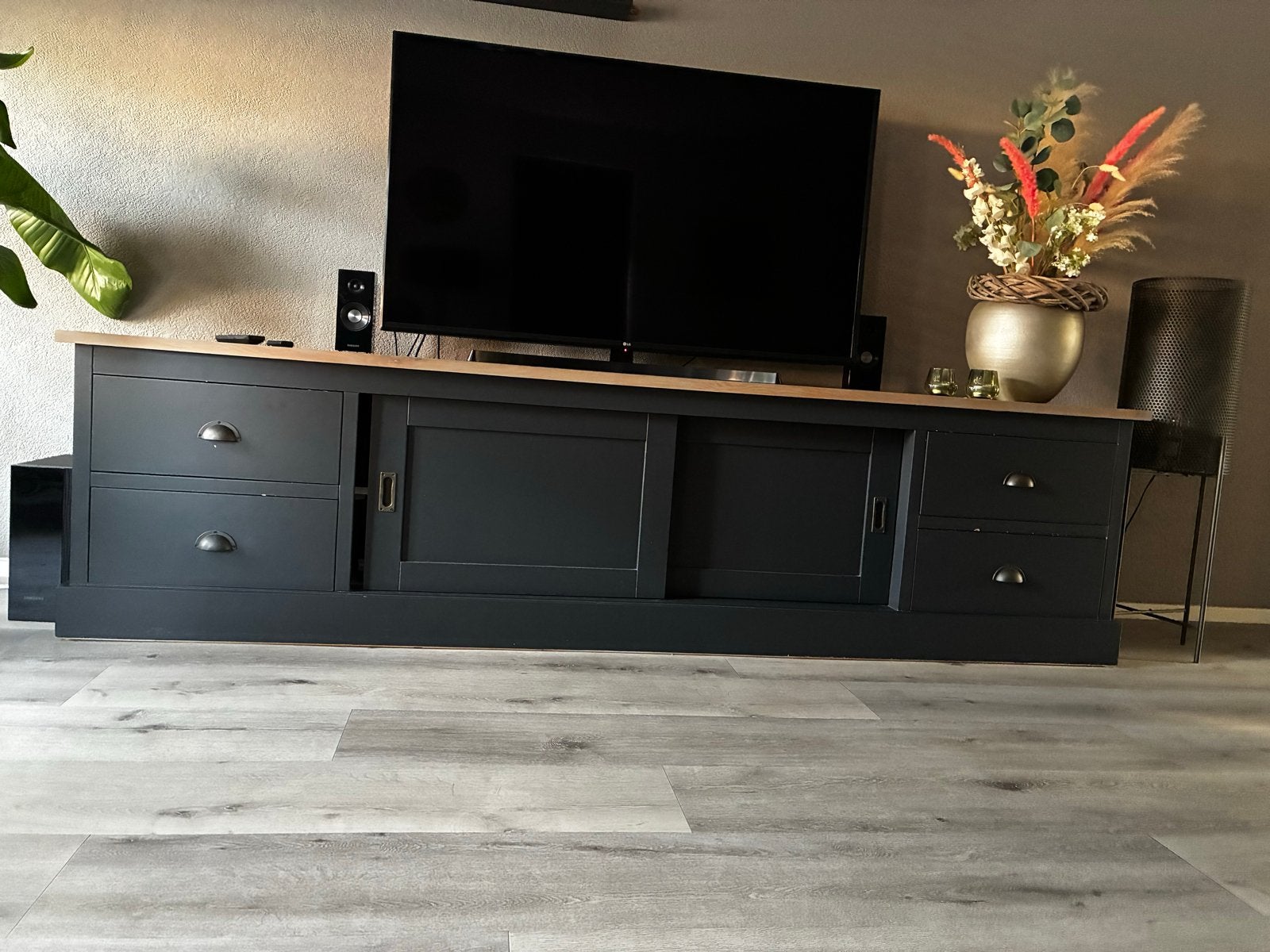 Stijlvol zwart tv-dressoir met houten blad, Huis en Inrichting, Ophalen, Gebruikt, 200 cm of meer, Minder dan 100 cm