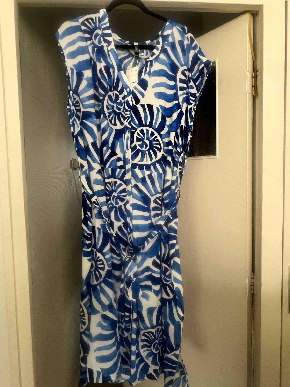Nieuwe kobaltblauwe jurk met print, nooit gedragen, Kleding | Dames, Ophalen of Verzenden, Nieuw, Blauw, Onder de knie