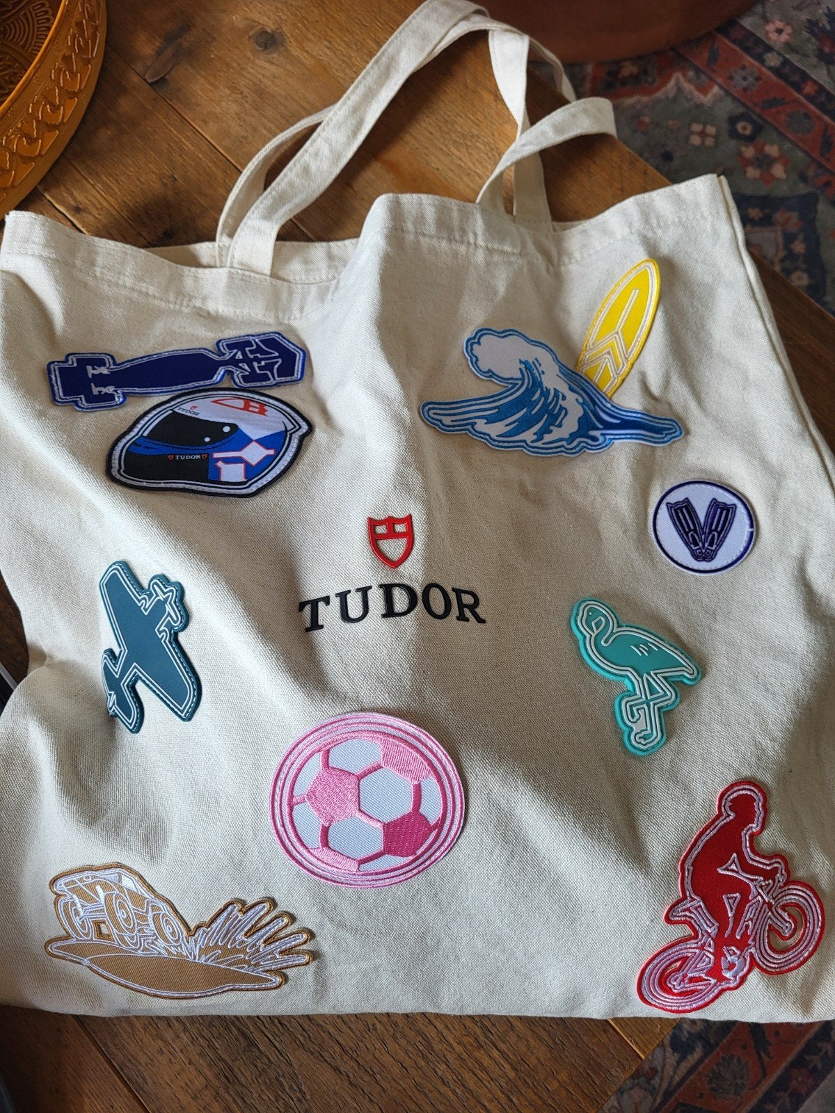 Tudor pet en totebag met patches, boek en stickervel, Ophalen of Verzenden, Nieuw