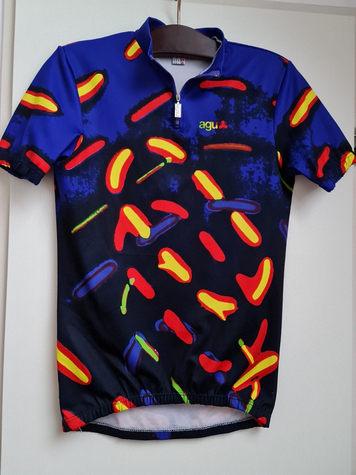 Agu vintage wielrenshirt wielershirt fel gekleurd maat M top, Fietsen en Brommers, Fietsaccessoires | Fietskleding, Ophalen, Gebruikt
