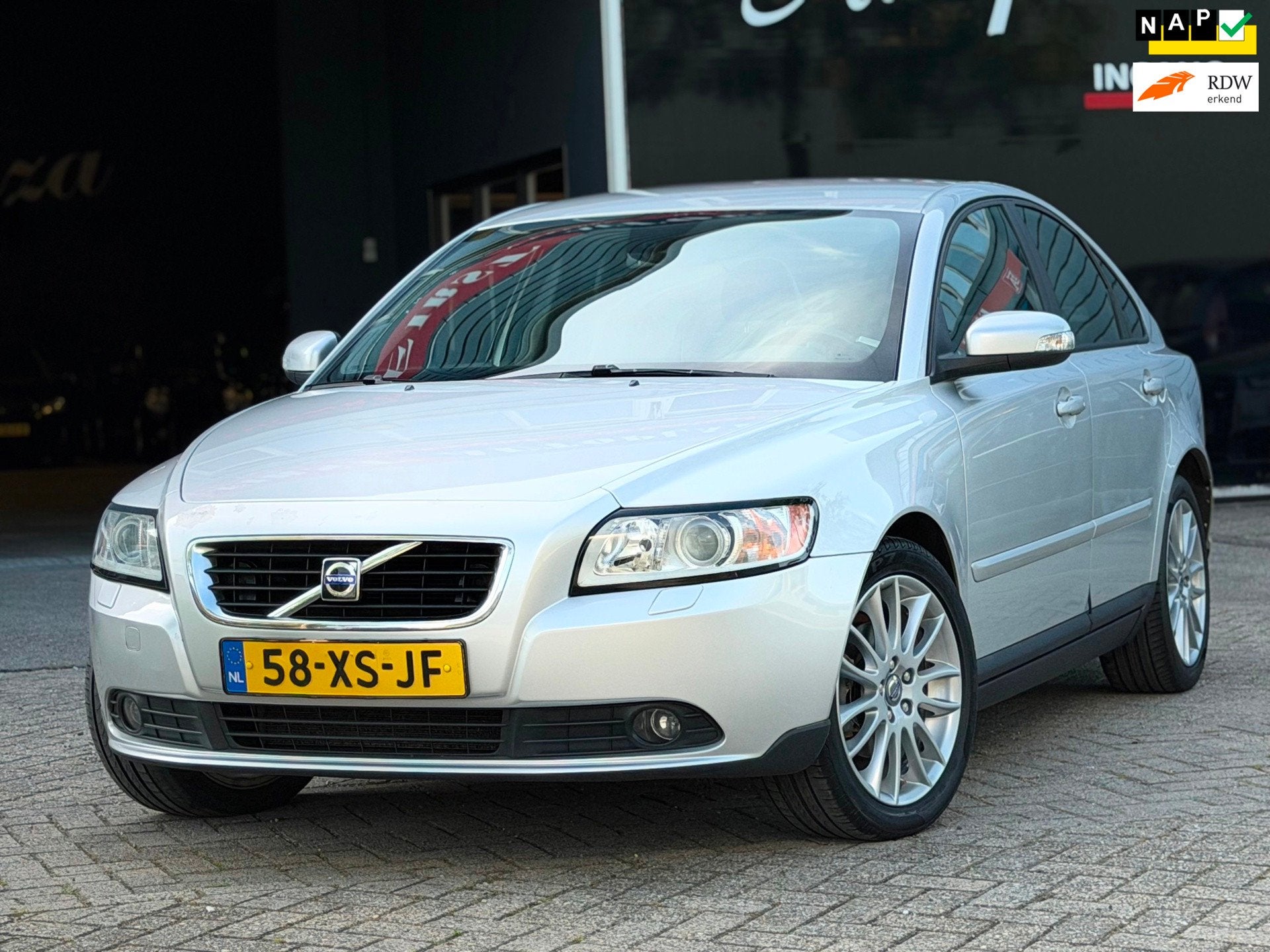 Volvo S40 1.8 Edition II LEDER/CRUISE/AIRCO/NAVI/ISOFIX | NE, Auto's, Volvo, 125 pk, Gebruikt, Zwart, 4 cilinders