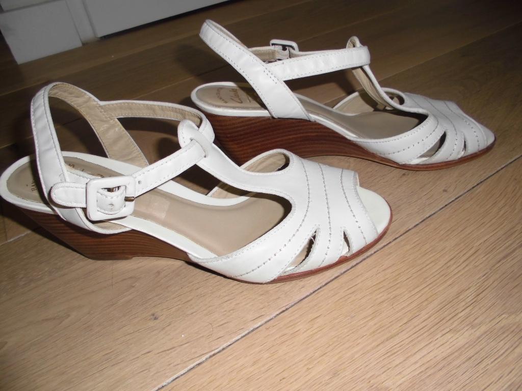 Clarks schoenen sleehak sandalen maat 6 / 39, Wit, Zo goed als nieuw, Clarks, Sandalen of Muiltjes