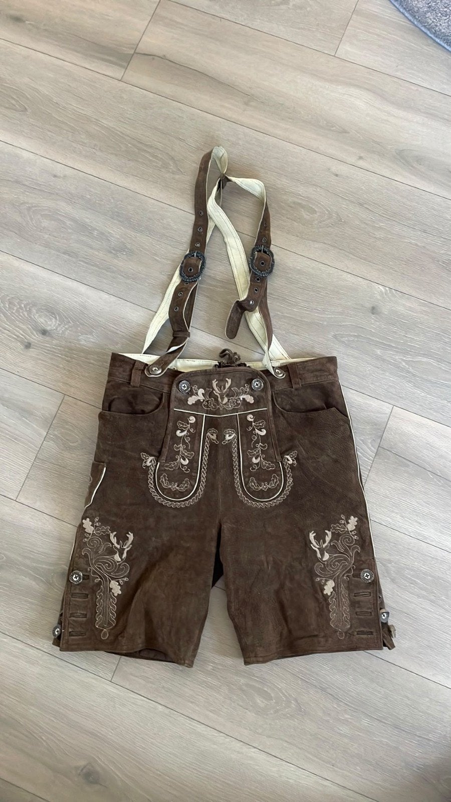 Landhaus lederhose van echt suède met mooie details, Kleding | Heren, Ophalen, Zo goed als nieuw, Overige thema's