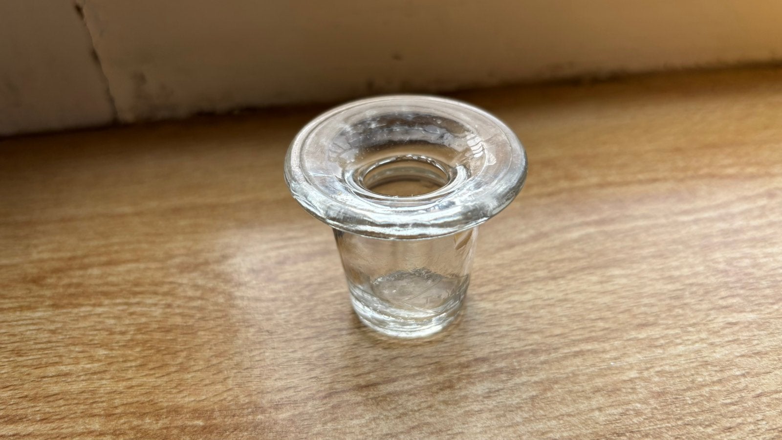 Antieke glazen inktpot uit een schoolbank, Antiek en Kunst, Ophalen of Verzenden