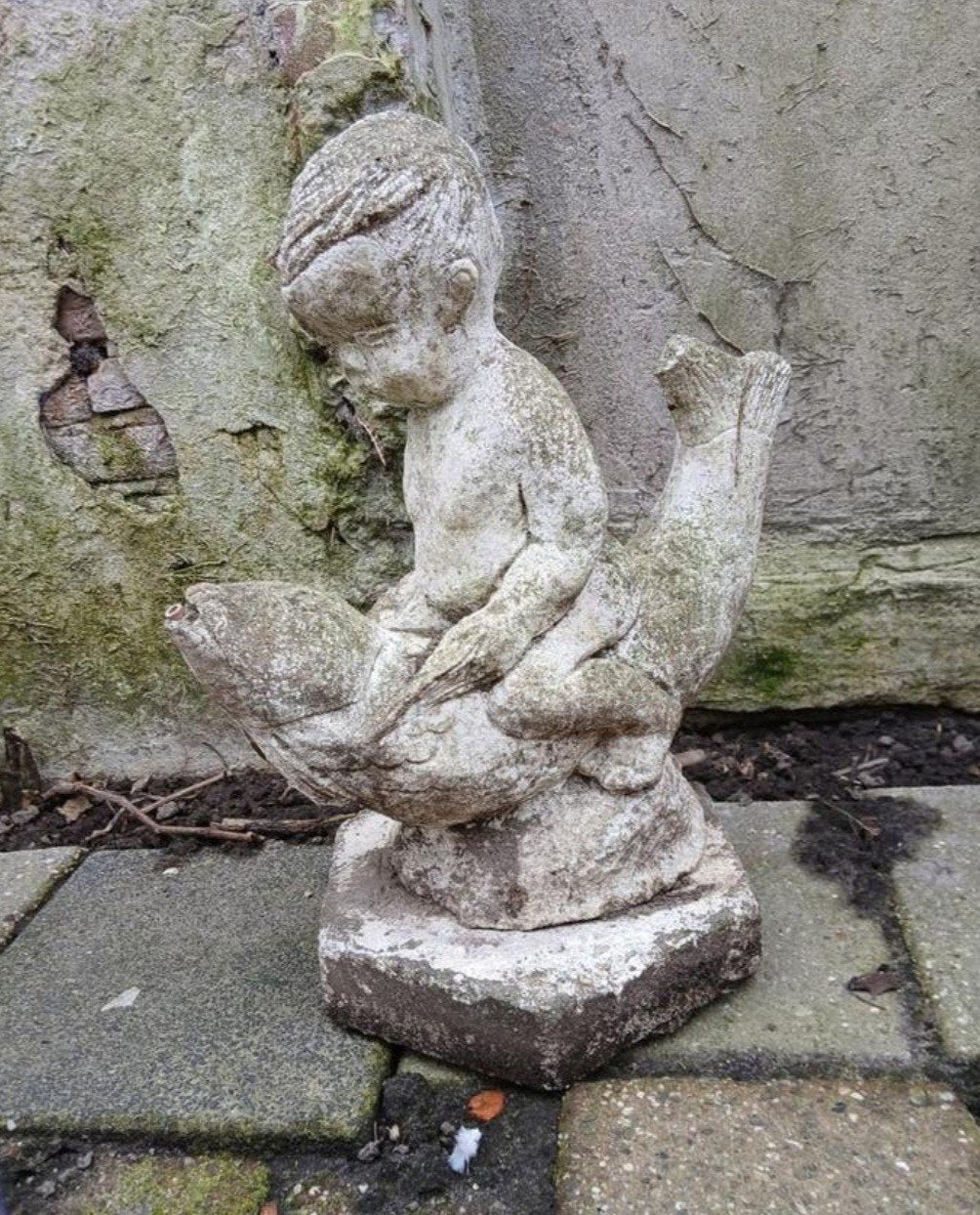 Tuinbeeld kind op vis, Tuin en Terras, Tuinbeelden, Ophalen, Gebruikt, Beton, Dierenbeeld