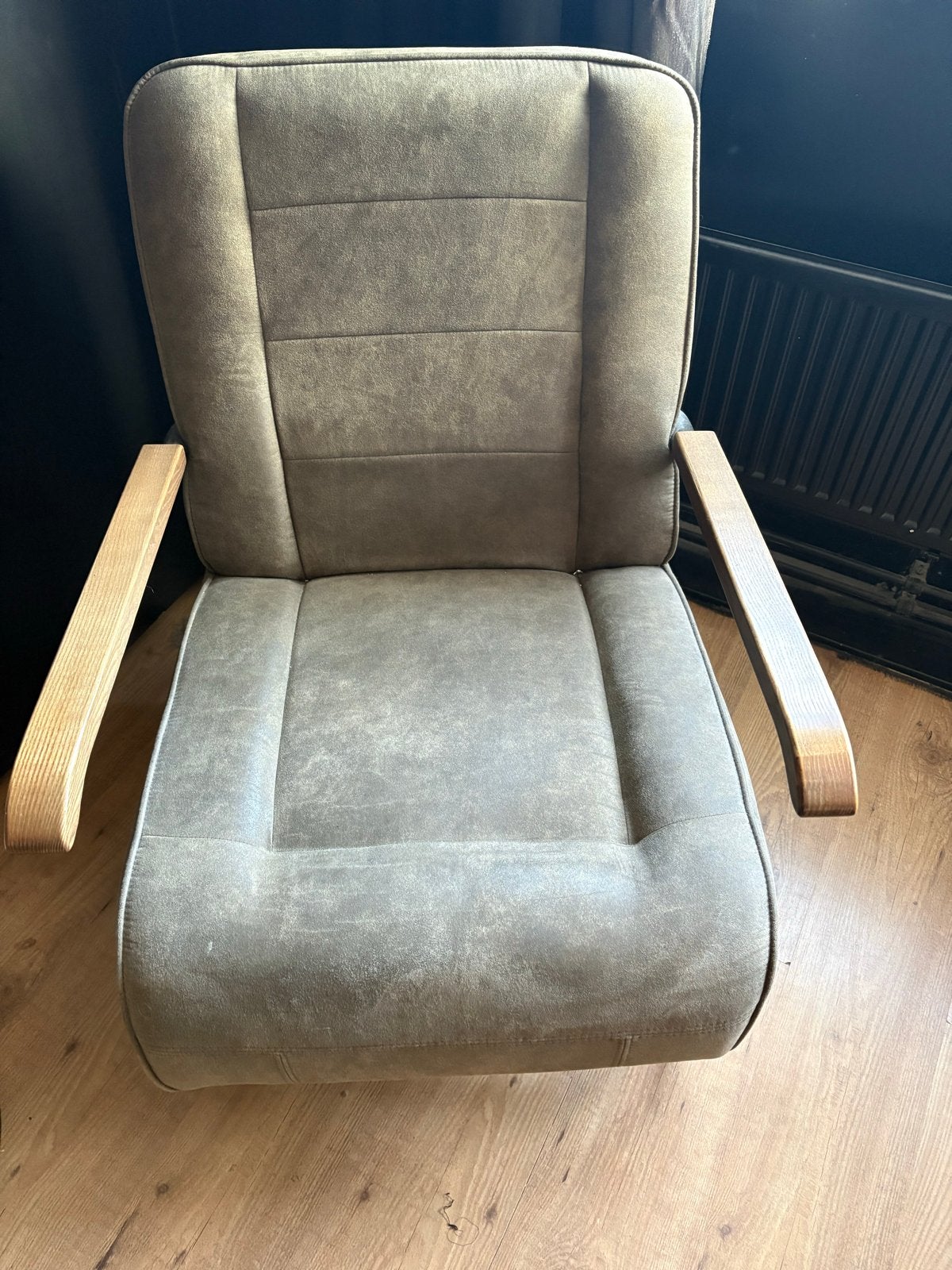 Comfortabele fauteuil met houten armleuningen, Gebruikt, Ophalen of Verzenden, Hout, Eén