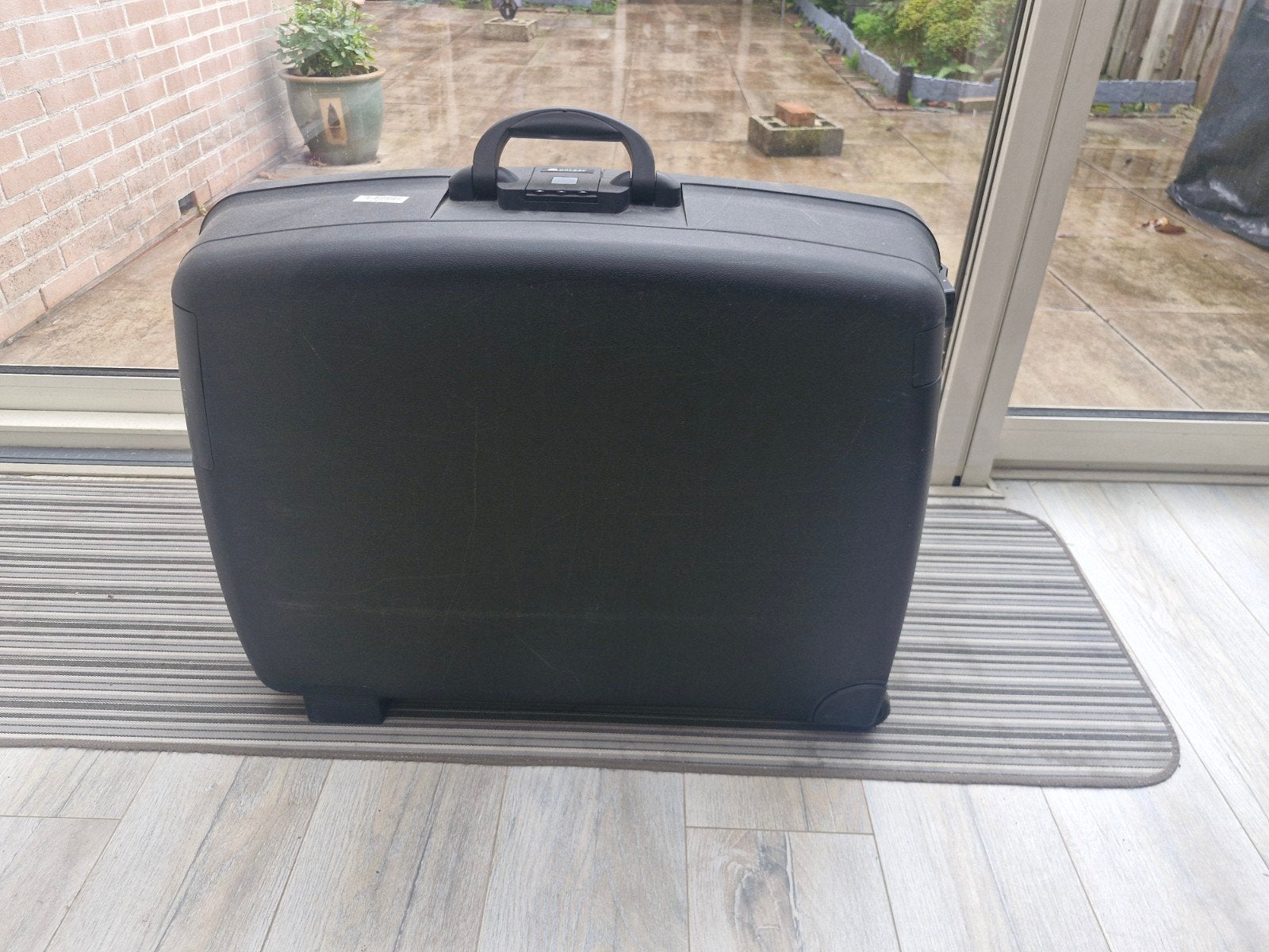 Zwarte delsey koffer, Hard kunststof, Onbekend, Zo goed als nieuw, 70 cm of meer
