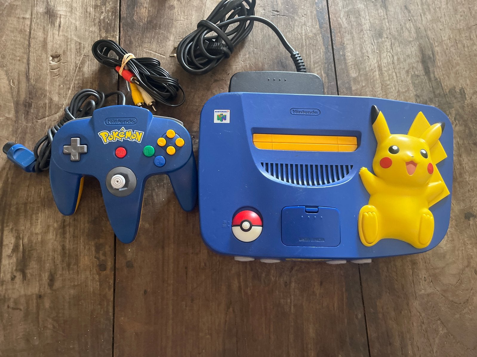 Nintendo 64 Pikachu Edition met controller, Spelcomputers en Games, Ophalen of Verzenden, Gebruikt, Met 1 controller