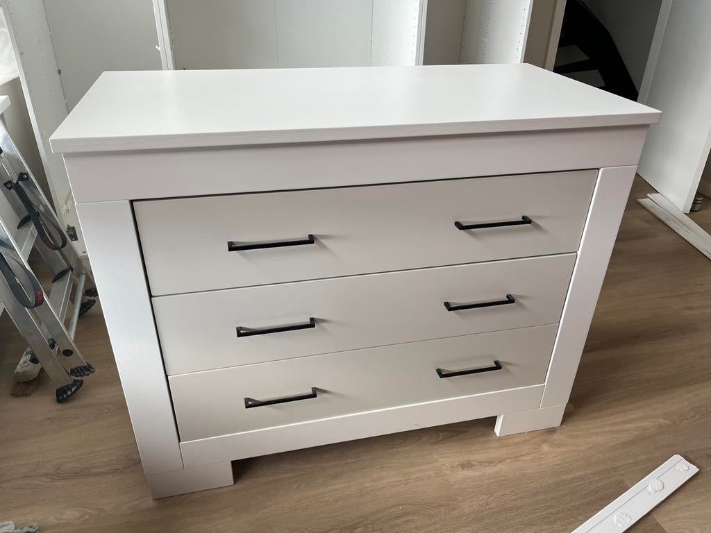 Complete babykamer (Ledikant+commode+ophang plankjes), Ophalen, 50 tot 70 cm, 100 cm of meer, Zo goed als nieuw