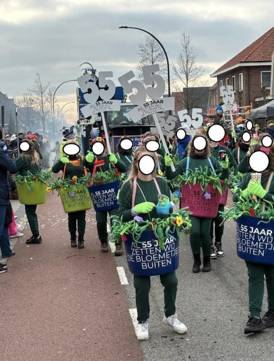 kleurrijke loopgroep, wij zetten de bloemetjes buiten., Ophalen, Zo goed als nieuw, Carnaval