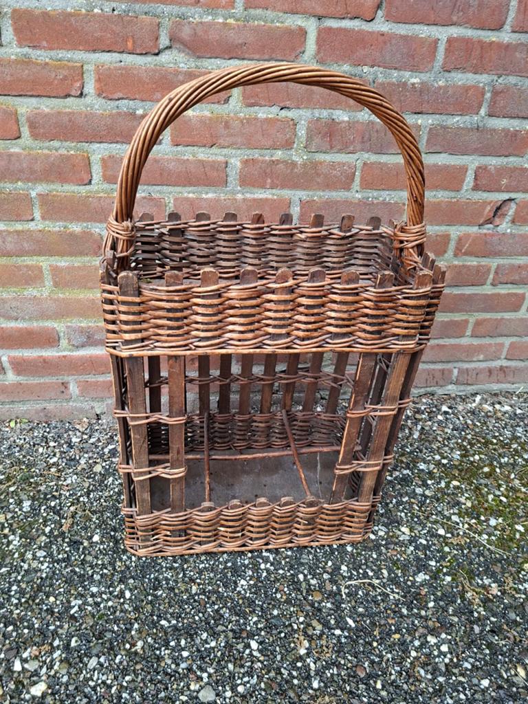 Hoge Gevlochten mand voor flessen en een boven schapje, Ophalen of Verzenden