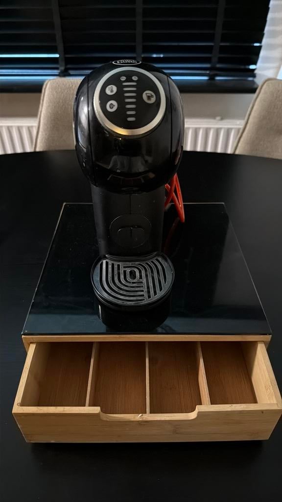 Dolce Gusto Genio S Basic Koffiezetapparaat met opberg doos., Witgoed en Apparatuur, Koffiezetapparaten, Gebruikt, Koffiepads en cups