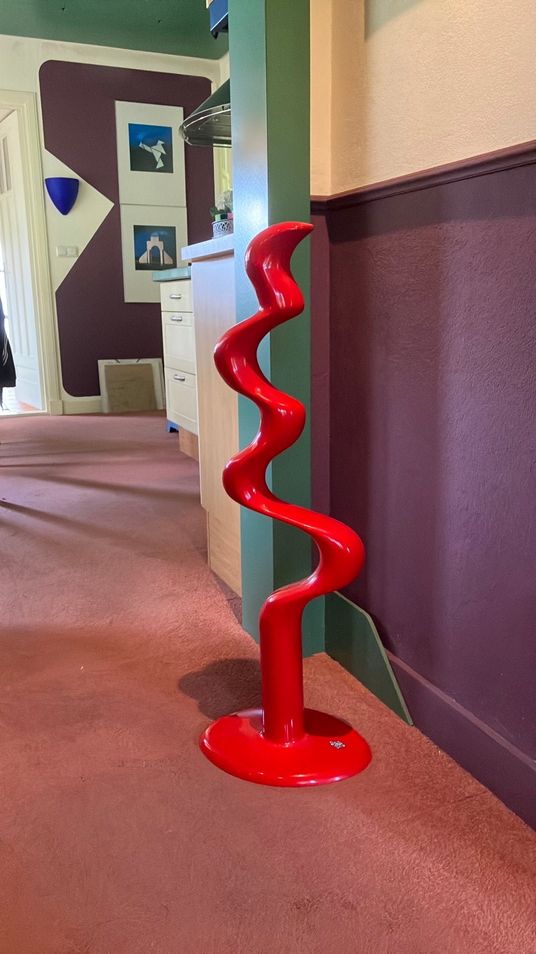 IKEA Döman vloersculptuur in de iconische felrode kleur., Ophalen