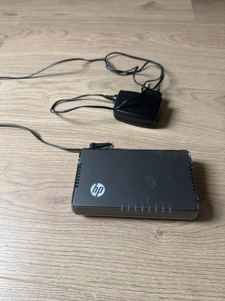 HP 8-poorts gigabit netwerkswitch met adapter, Verzenden, Gebruikt