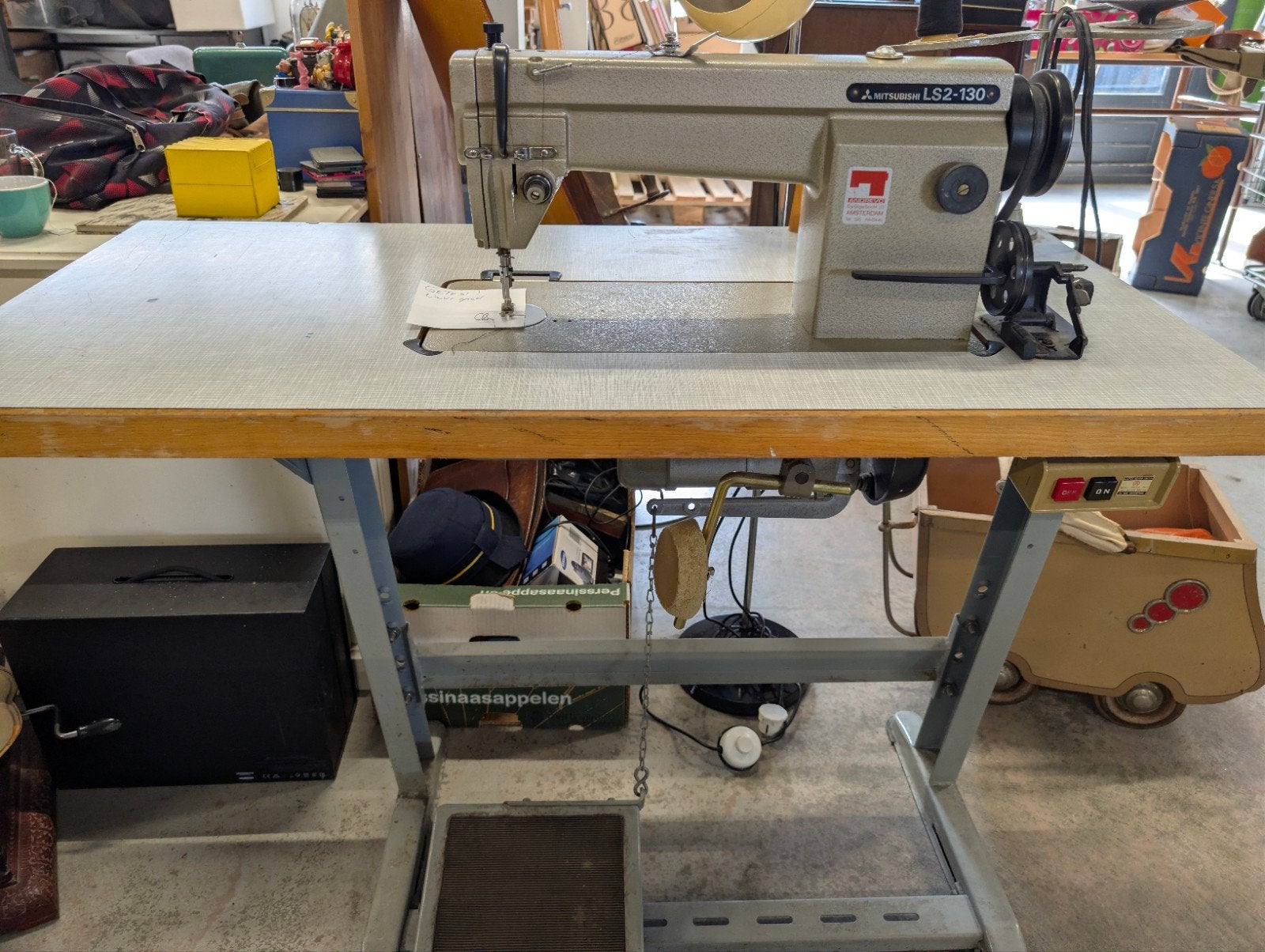 Mitsubishi LS2-130 Naaimachine incl. tafel - Werkend, Hobby en Vrije tijd, Naaimachines en Toebehoren, Gebruikt, Naaimachine, Industrieel