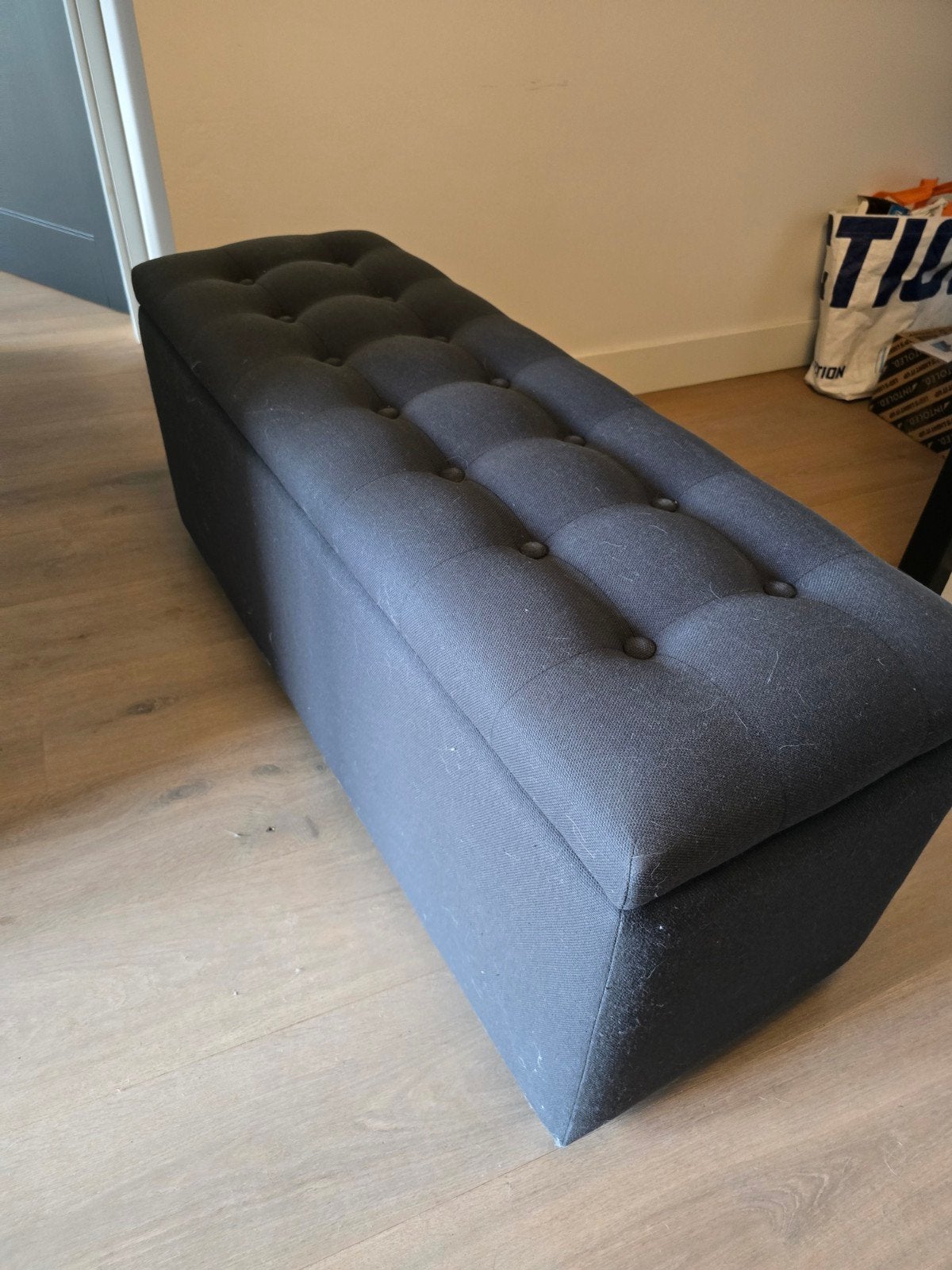 Zwarte opbergbank met knopen - zo goed als nieuw, Ophalen, Minder dan 50 cm, Gebruikt, Modern, Klassiek, Opbergbank