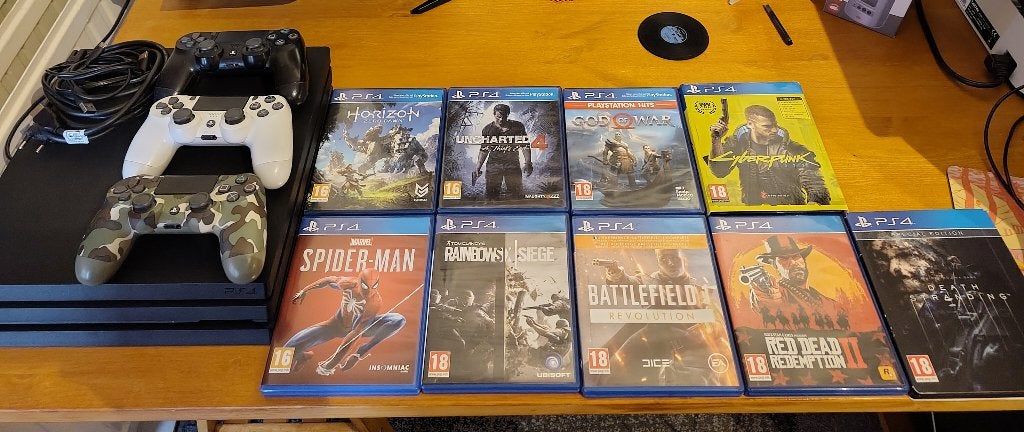 Foto 2 van Playstation 4 pro (1tb) + 3 controllers + 9 games