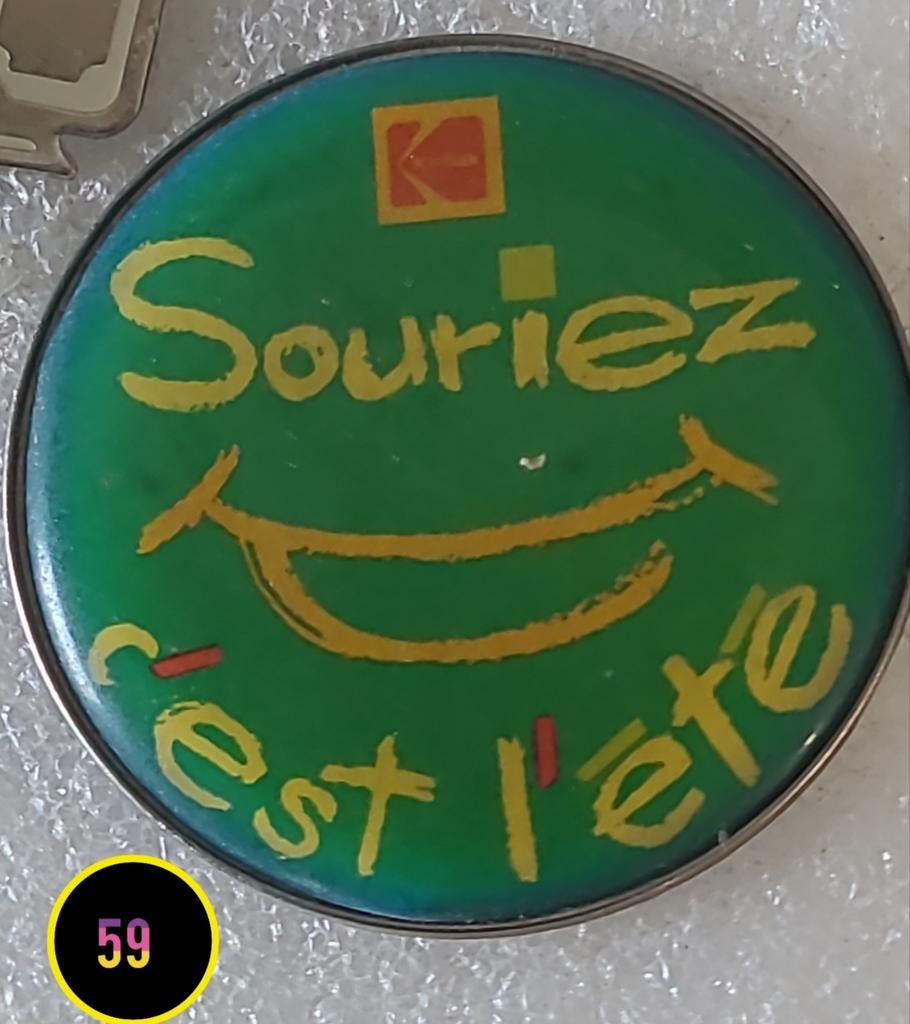 Vintage Kodak 'Souriez c'est l'été' pin, Verzamelen, Speldjes, Pins en Buttons, Verzenden, Gebruikt