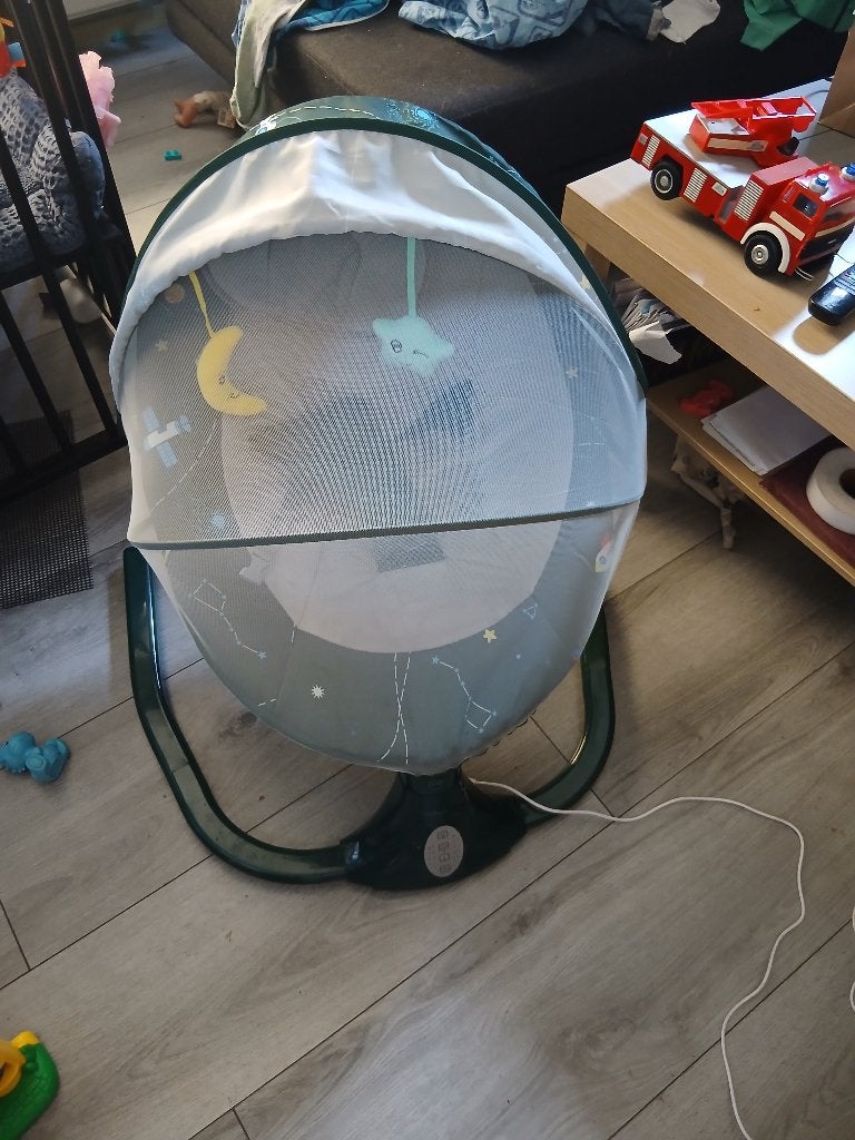 Te koop voedingskussen ,wieg ,schommelstoel, Ophalen, Zo goed als nieuw