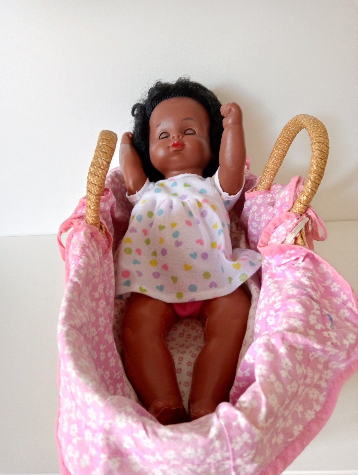 Vintage Babypop met Wiegje - Donkere Huidskleur, Kinderen en Baby's, Speelgoed | Poppen, Ophalen of Verzenden, Gebruikt, Babypop