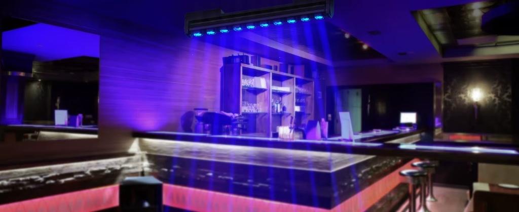 First Class 10 x 60W Rgbw Led Moving Bar, Contacten en Berichten, Muziek maken en Bandleden