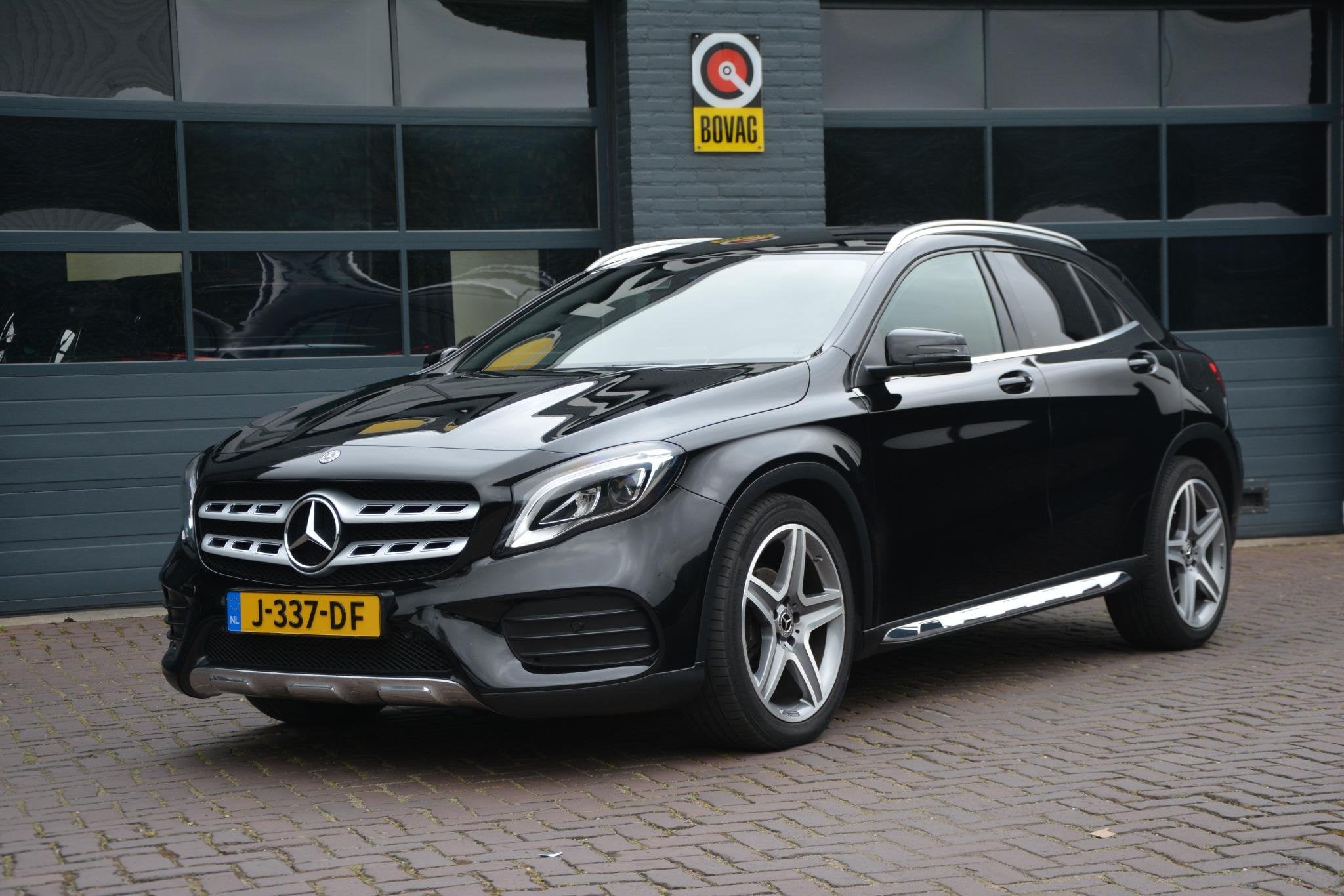 Mercedes-Benz GLA-klasse 180 Business Solution AMG Night Upg, Auto's, Mercedes-Benz, 12 maanden, Gebruikt, 4 cilinders, Leder en Stof