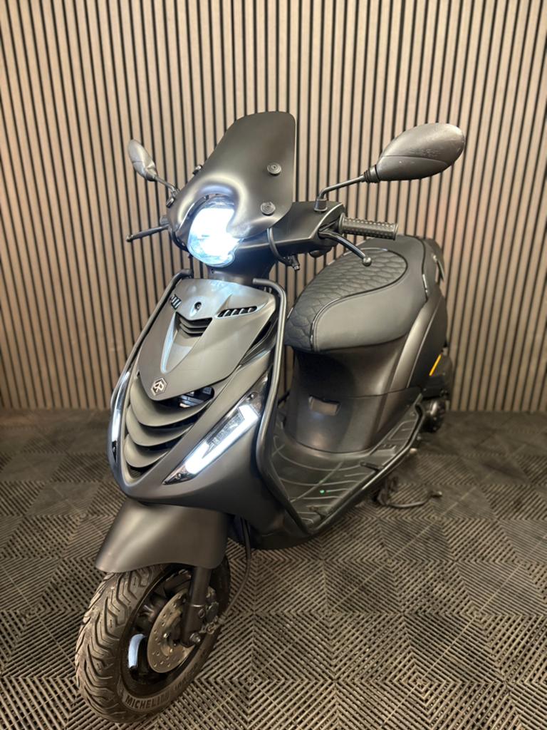 PIAGGIO ZIP 4T 3V BROM 2021 FULL OPTION MAT ZWART, Maximaal 45 km/u, Zip, Ophalen of Verzenden, Zo goed als nieuw