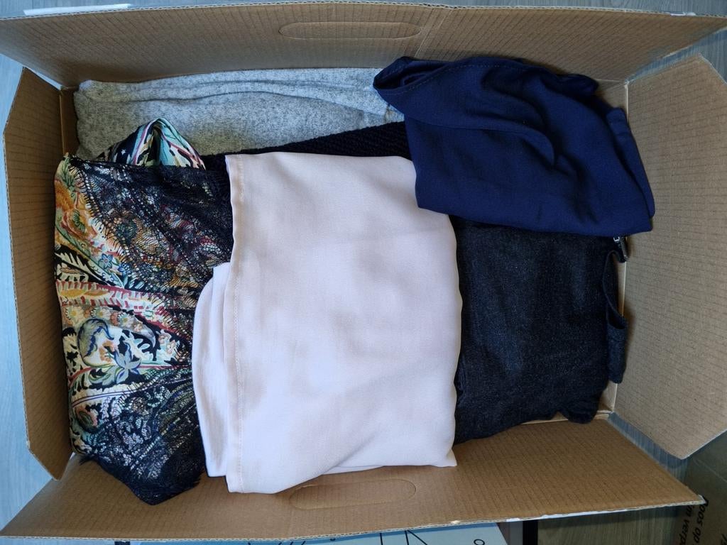 Meiden/ Dames kleding. Maat s. 25 stuks. Opkoper gezocht., Kleding | Dames, Ophalen of Verzenden, Zo goed als nieuw, Maat 36 (S)