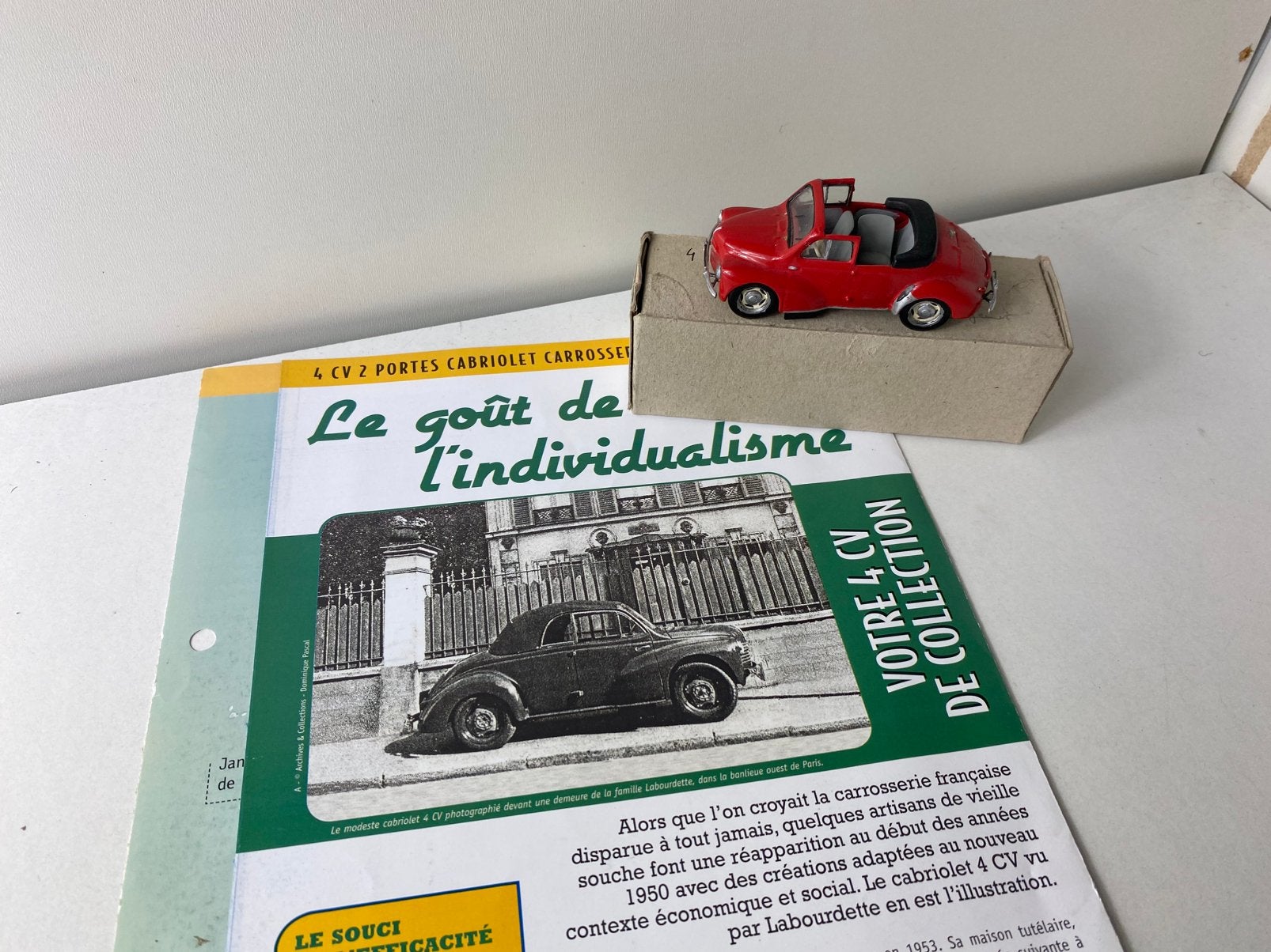 1:43 RENAULT 4CV-2 deurs- Labourdette 1957+folder no3van50, Ophalen of Verzenden, Auto, Overige merken