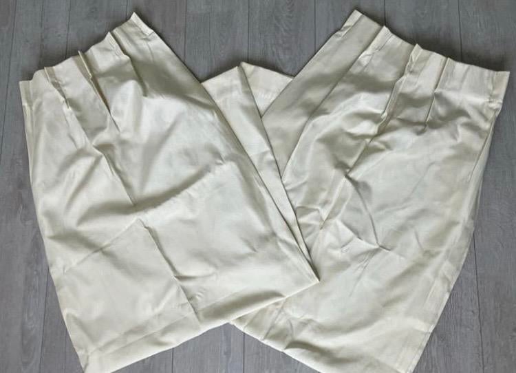Twee satijnlook gordijnen met haakjes 80x150 cm, 100 tot 150 cm, Zo goed als nieuw, Crème, 50 tot 100 cm