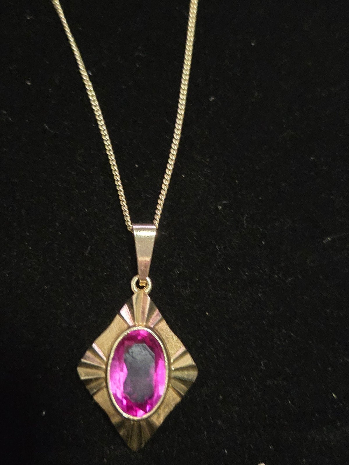 Gouden ketting met roze edelsteen hanger, Sieraden, Tassen en Uiterlijk, Kettingen, Ophalen of Verzenden, Zo goed als nieuw, Roze