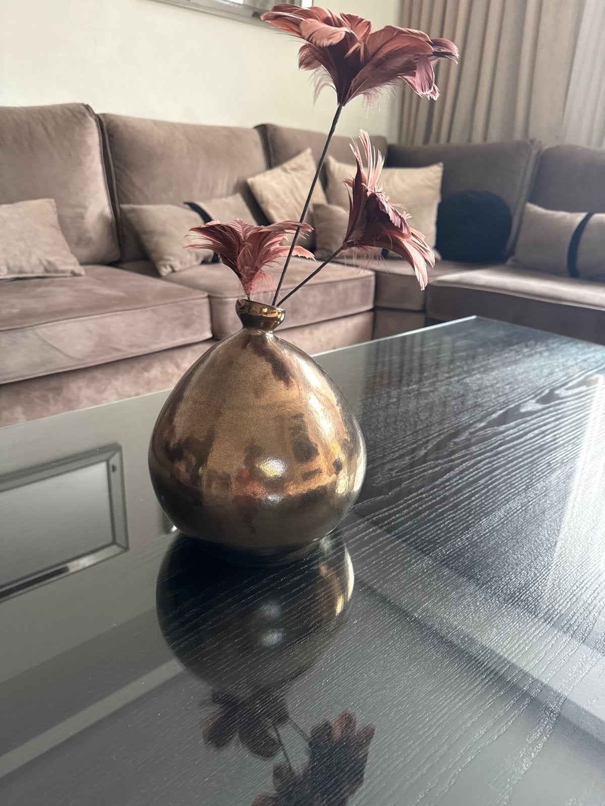 Bronzen vaas met decoratieve pluimen, Ophalen, Bruin, Inclusief decoratie, Zo goed als nieuw