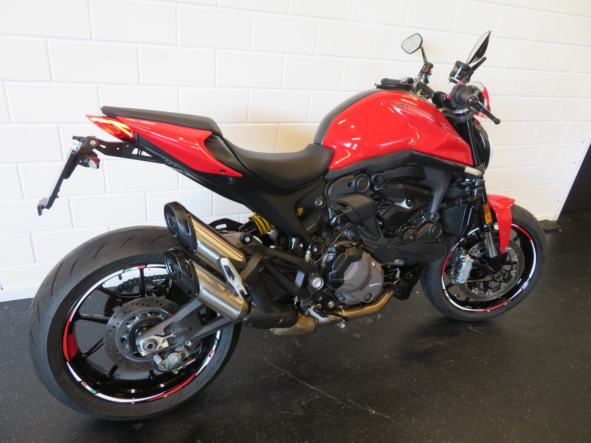 Ducati MONSTER 937 950 + SUPER GAAF! (bj 2021), Motoren, Motoren | Ducati, 950 cc, Bedrijf, Naked bike