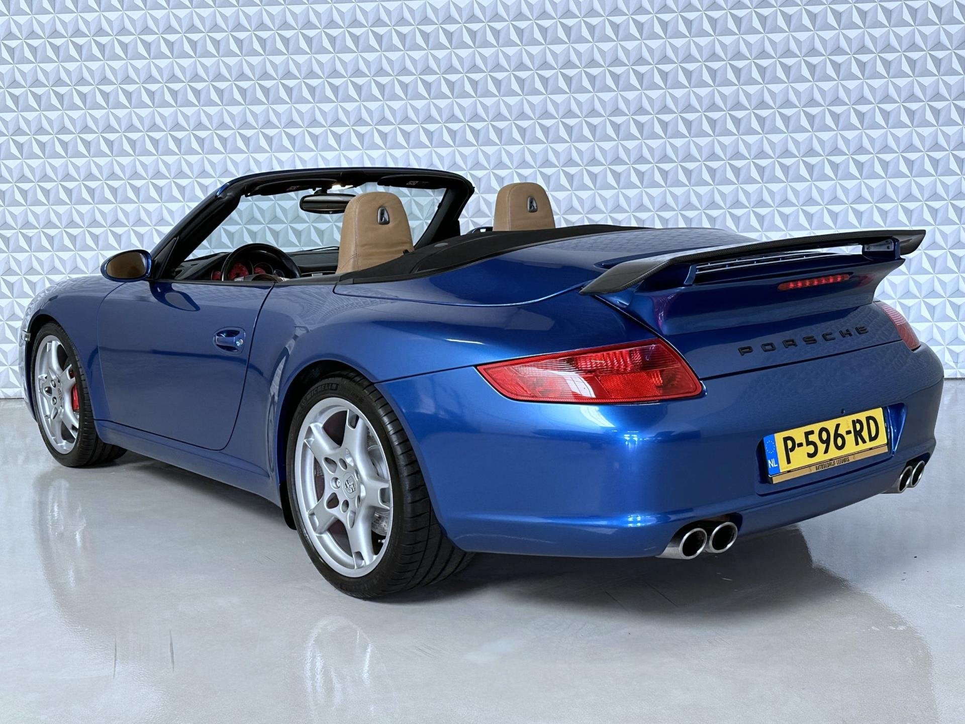 Porsche 911 Cabrio 3.8 Carrera S Navigatie + Camera + Stoelv, Auto's, Automaat, Achterwielaandrijving, Gebruikt, Beige