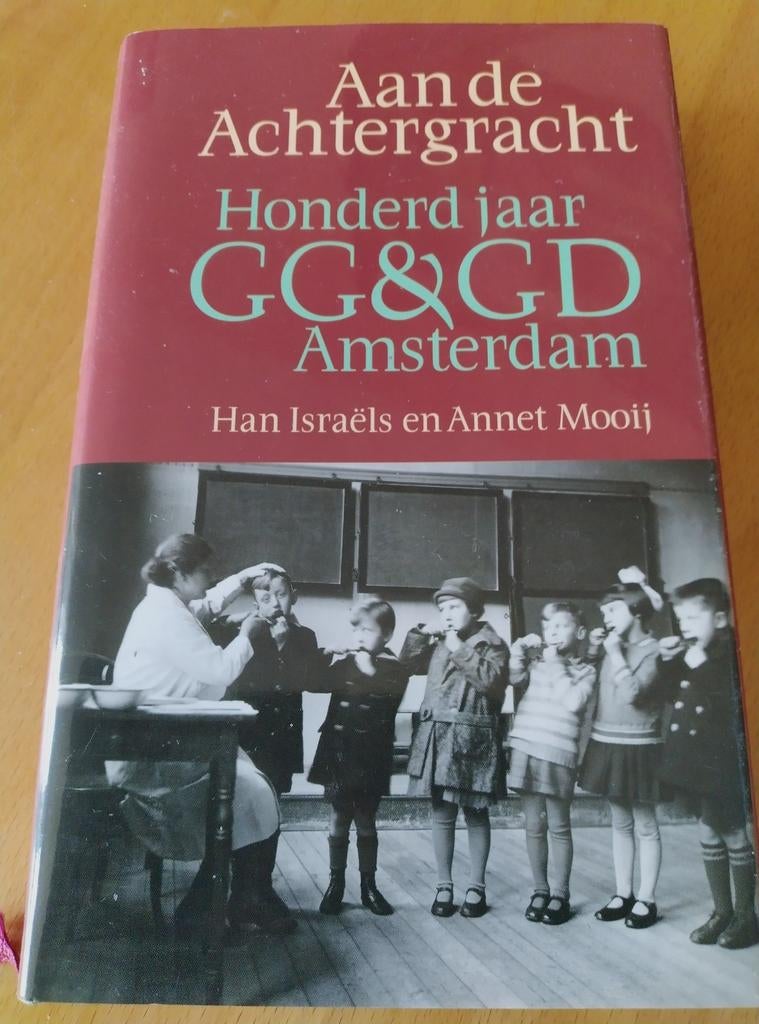 Aan de Achtergracht: 100 jaar GG&GD Amsterdam, Ophalen of Verzenden, 20e eeuw of later, Gelezen, Han Israëls en Annet Mooij