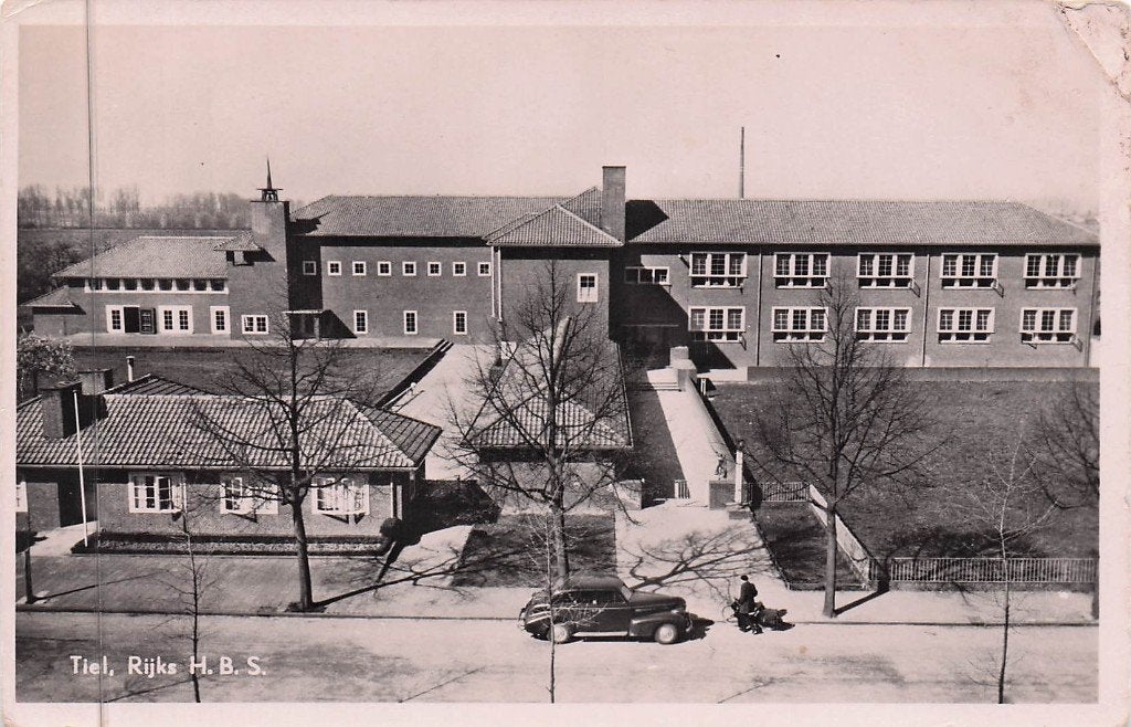 Tiel - Rijks HBS met oude auto (gel. 1960), Ophalen of Verzenden, 1940 tot 1960, Gelopen, Gelderland