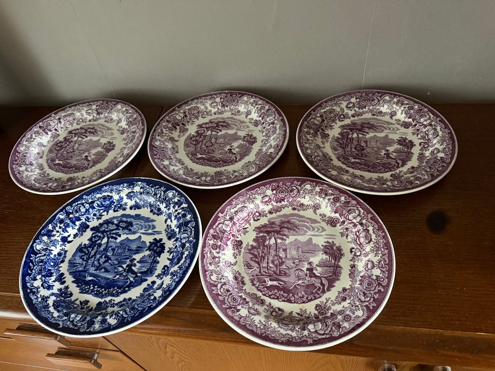5 Petrus Regout Amazone borden - 4 paars, 1 blauw, Antiek en Kunst, Ophalen