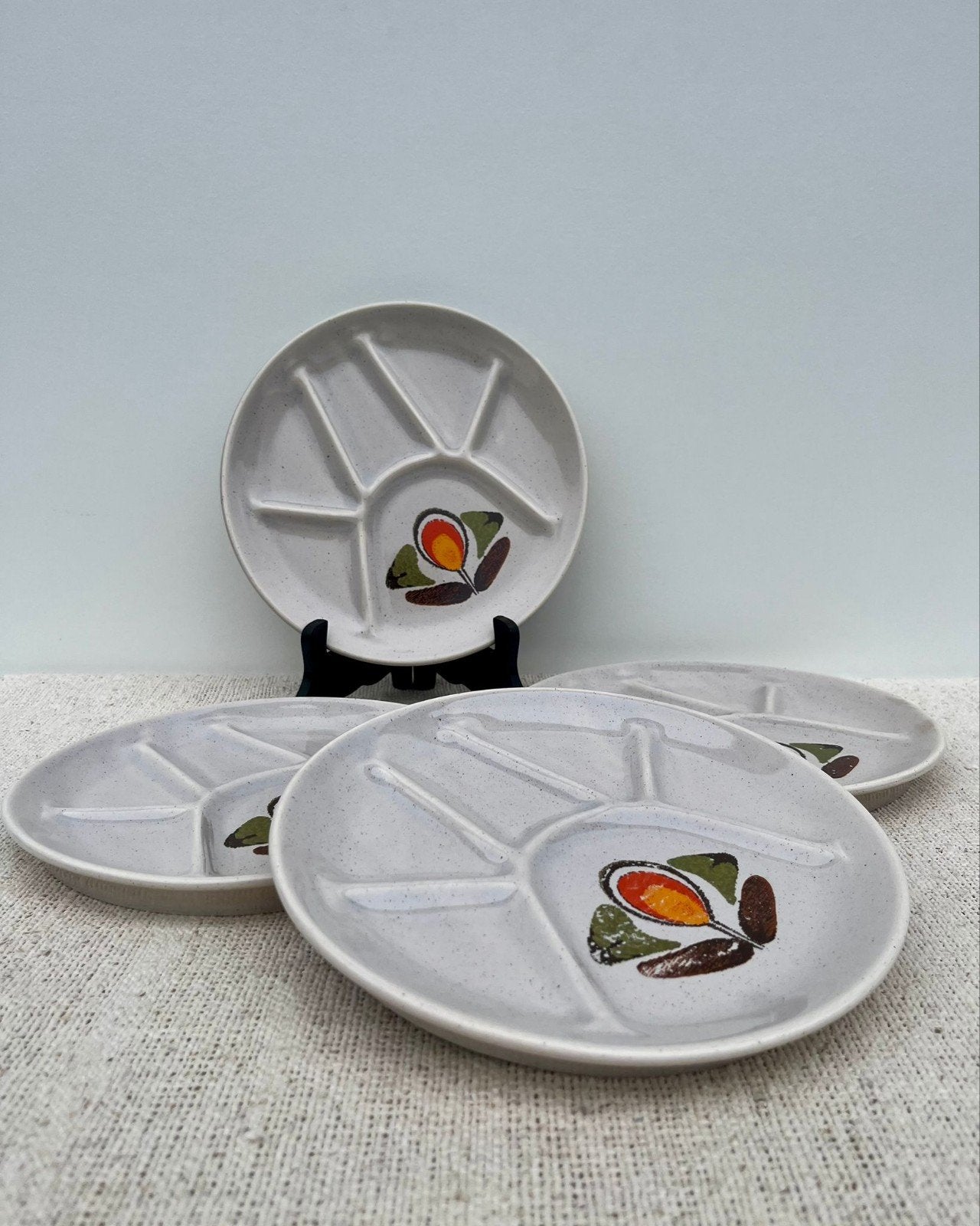 Vintage Franse fondueborden met oranje retro motief, Huis en Inrichting, Keuken | Servies, Keramiek, Ophalen of Verzenden, Overige stijlen