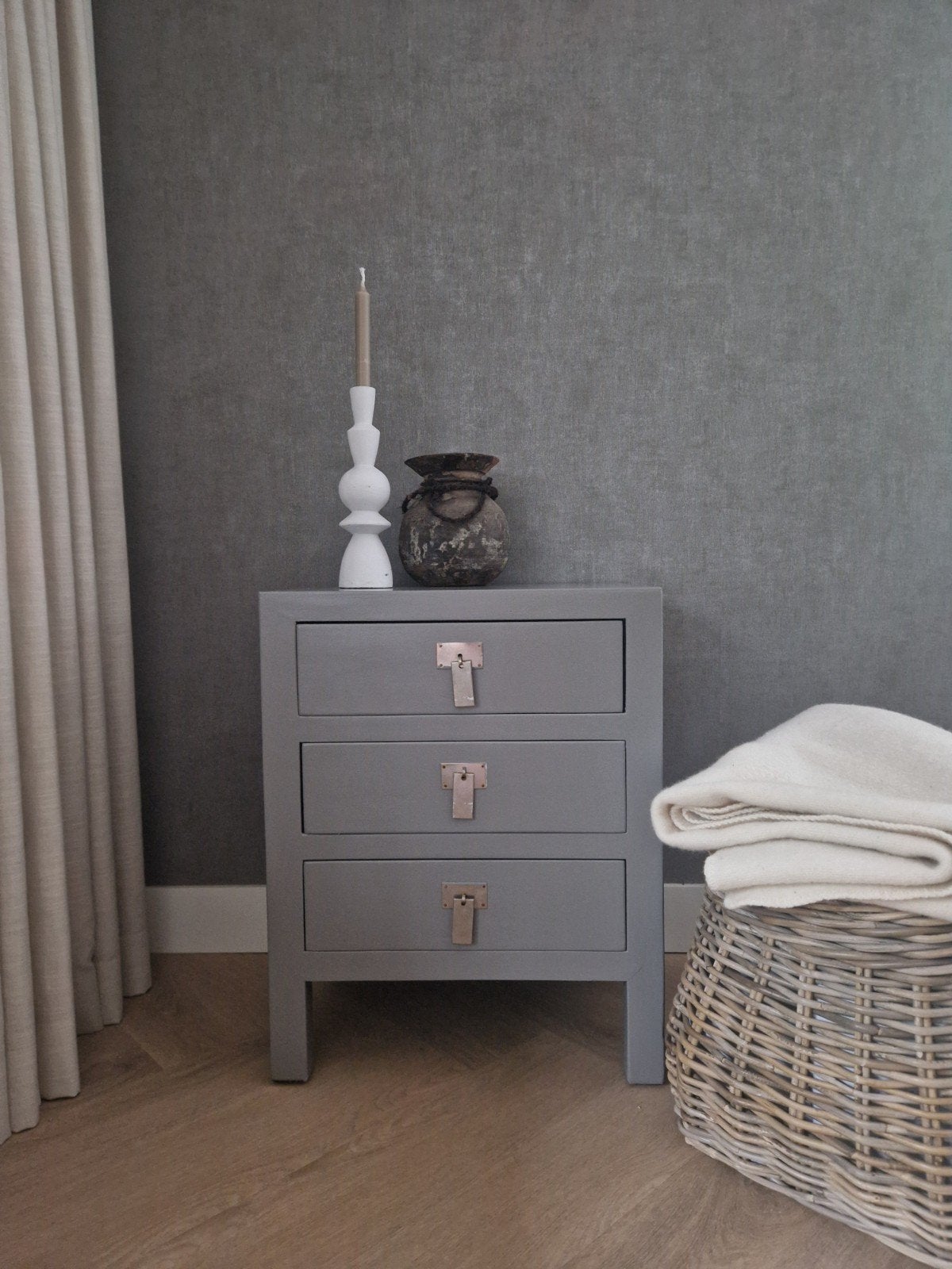 Taupe nachtkastje met 3 lades en metalen greepjes, Ophalen, 25 tot 50 cm, 50 tot 100 cm, Minder dan 100 cm