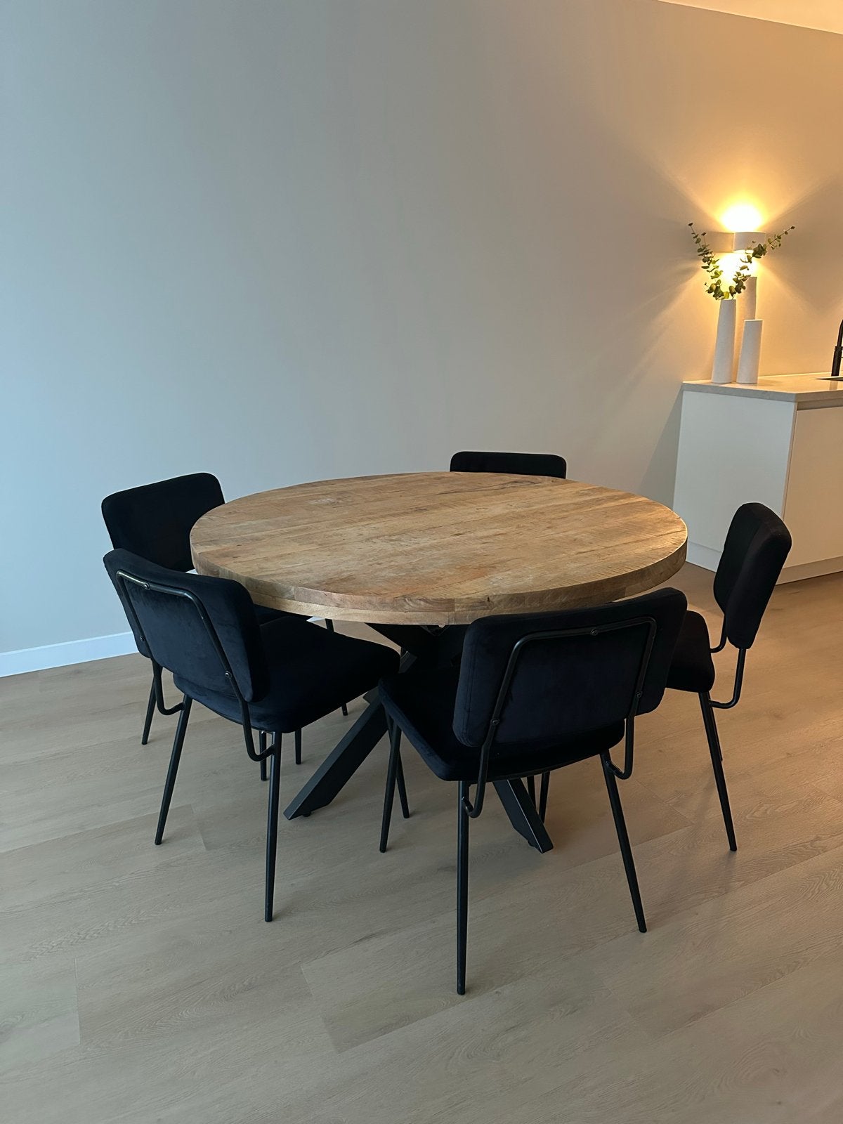 Ronde mangohouten eettafel met 6 zwarte stoelen, Huis en Inrichting, Ophalen, Gebruikt, Rond, Vijf personen of meer