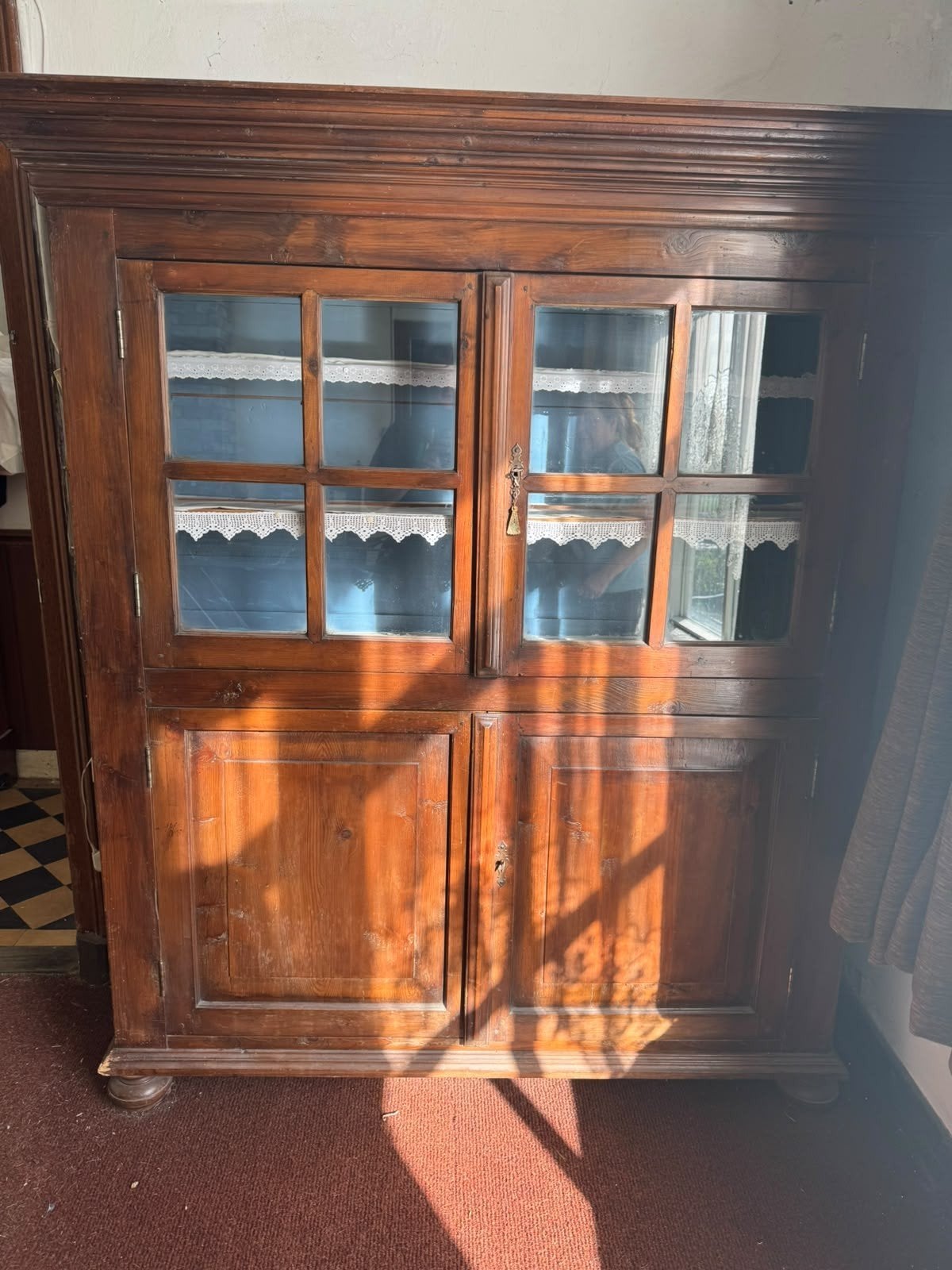 Antieke houten vitrinekast met glazen deuren, Ophalen