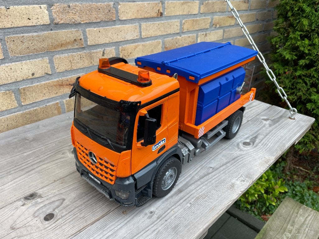 Bruder Mercedes-Benz Arocs strooiwagen met sneeuwschuiver, Kinderen en Baby's, Speelgoed | Speelgoedvoertuigen, Ophalen of Verzenden