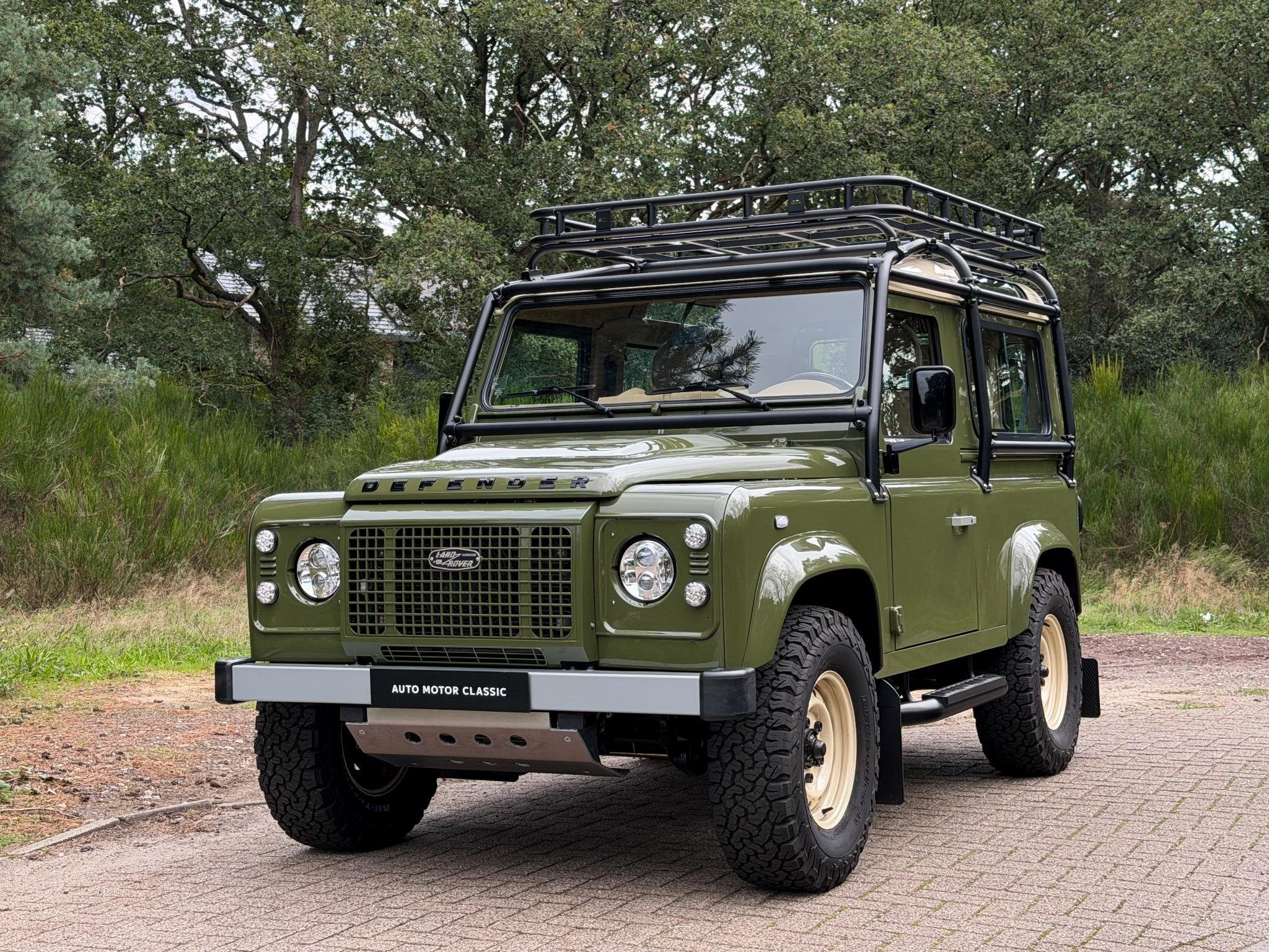 Land Rover Defender 90 Custom Build (2014) Balmoral Green, Auto's, Euro 5, Stof, Gebruikt, Beige
