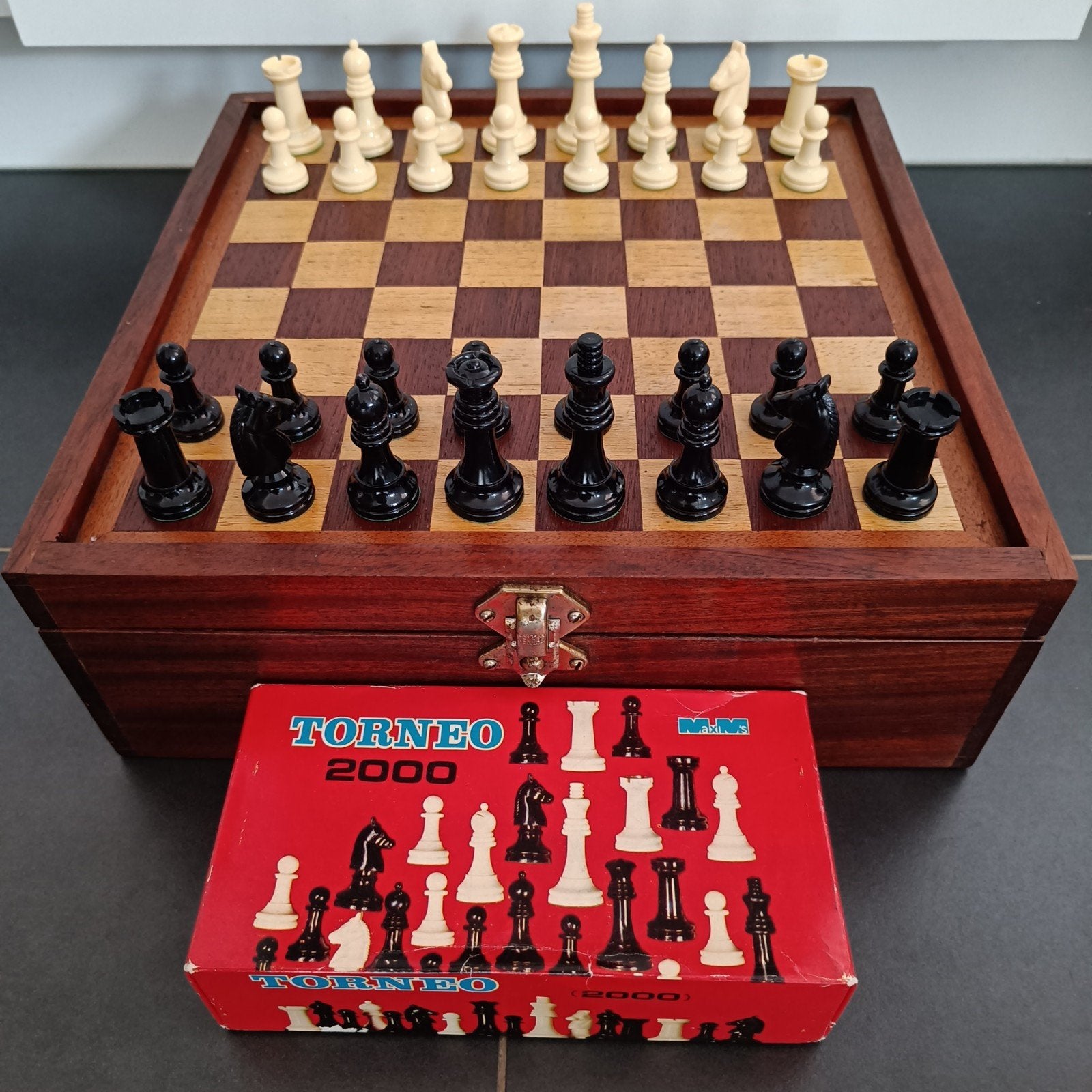 Vintage koffer met Torneo 2000 schaakstukken., Ophalen of Verzenden