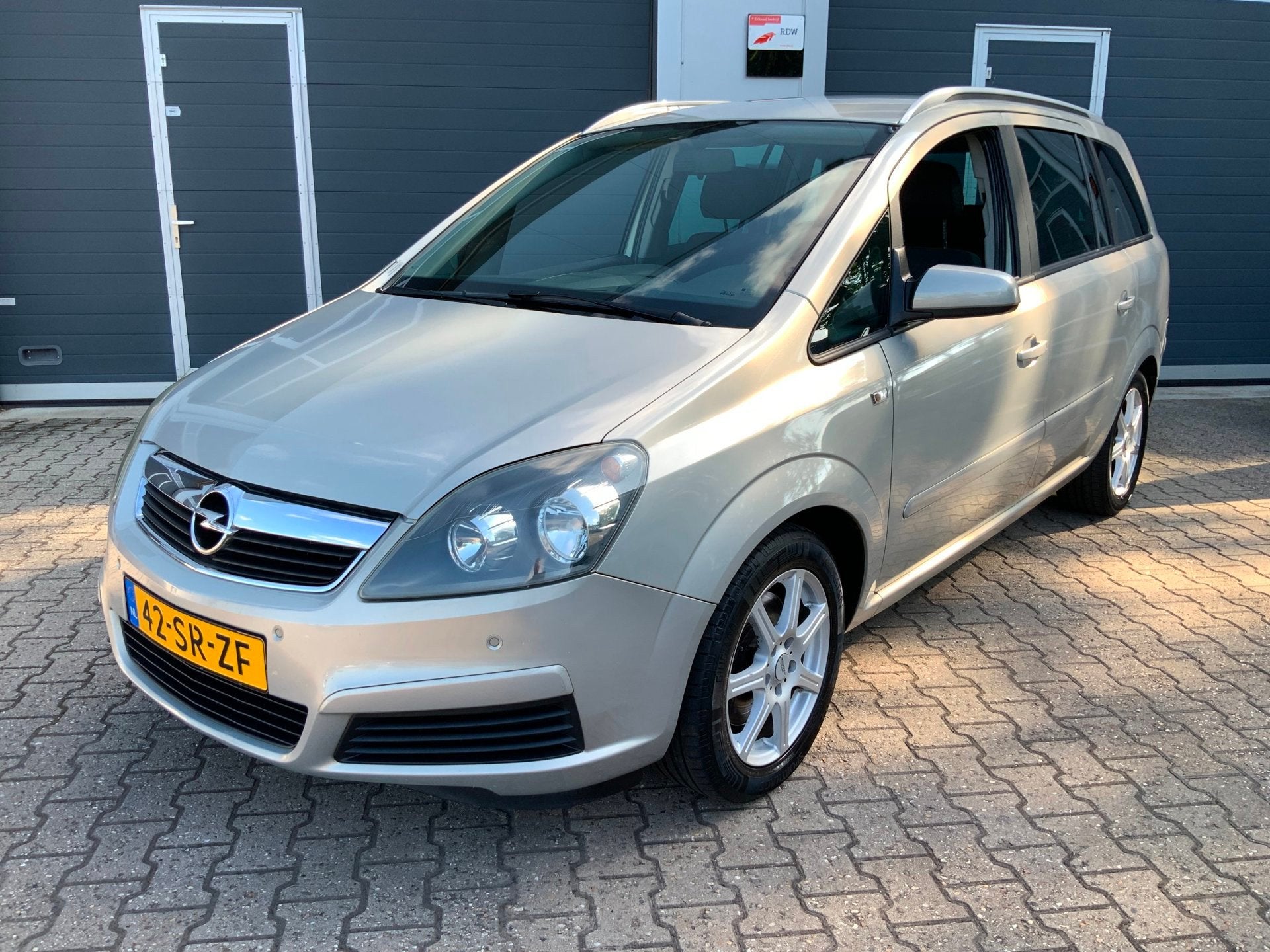 Opel Zafira 2.2 Enjoy Automaat Airco Trekhaak APK 7-2027, Auto's, Stof, Gebruikt, 4 cilinders, 150 pk