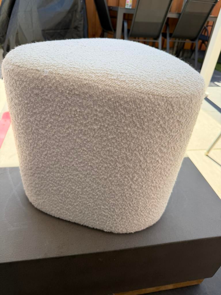 Beige poef driehoek, Ophalen, Zo goed als nieuw, Rond, Minder dan 50 cm