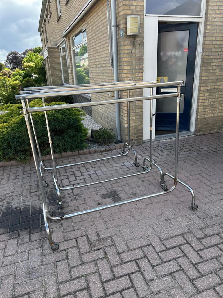 7 Kledingrekken op wielen, 2 parasols, en nog vele spullen., Ophalen, Gebruikt