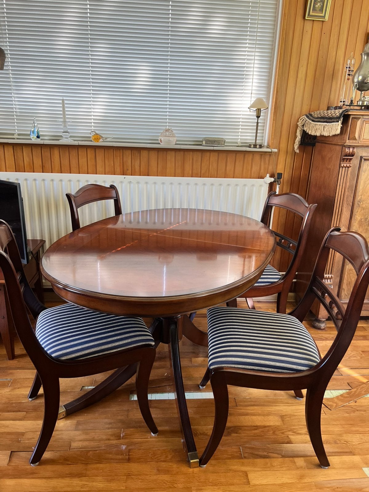 Uitschuifbare eettafel met 4 stoelen