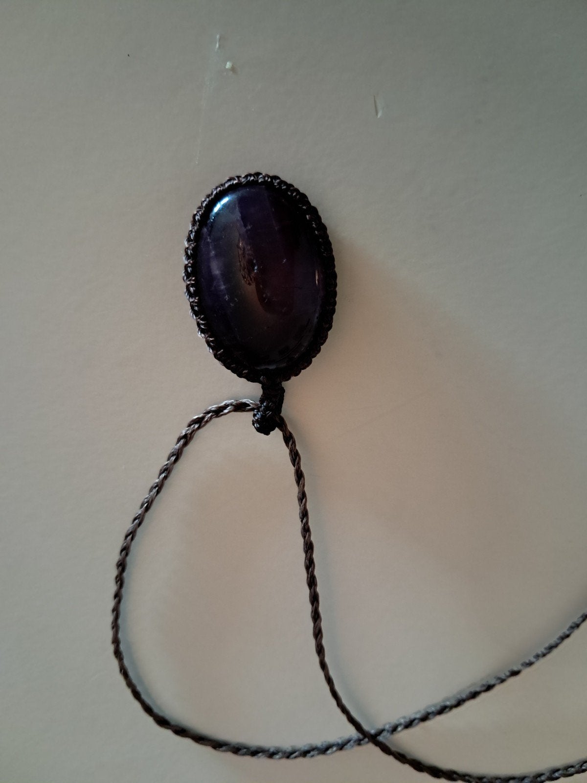 Paarse edelsteen hanger met verstelbaar koord, Sieraden, Tassen en Uiterlijk, Kettingen, Paars, Nieuw, Ophalen of Verzenden, Steen of Mineraal