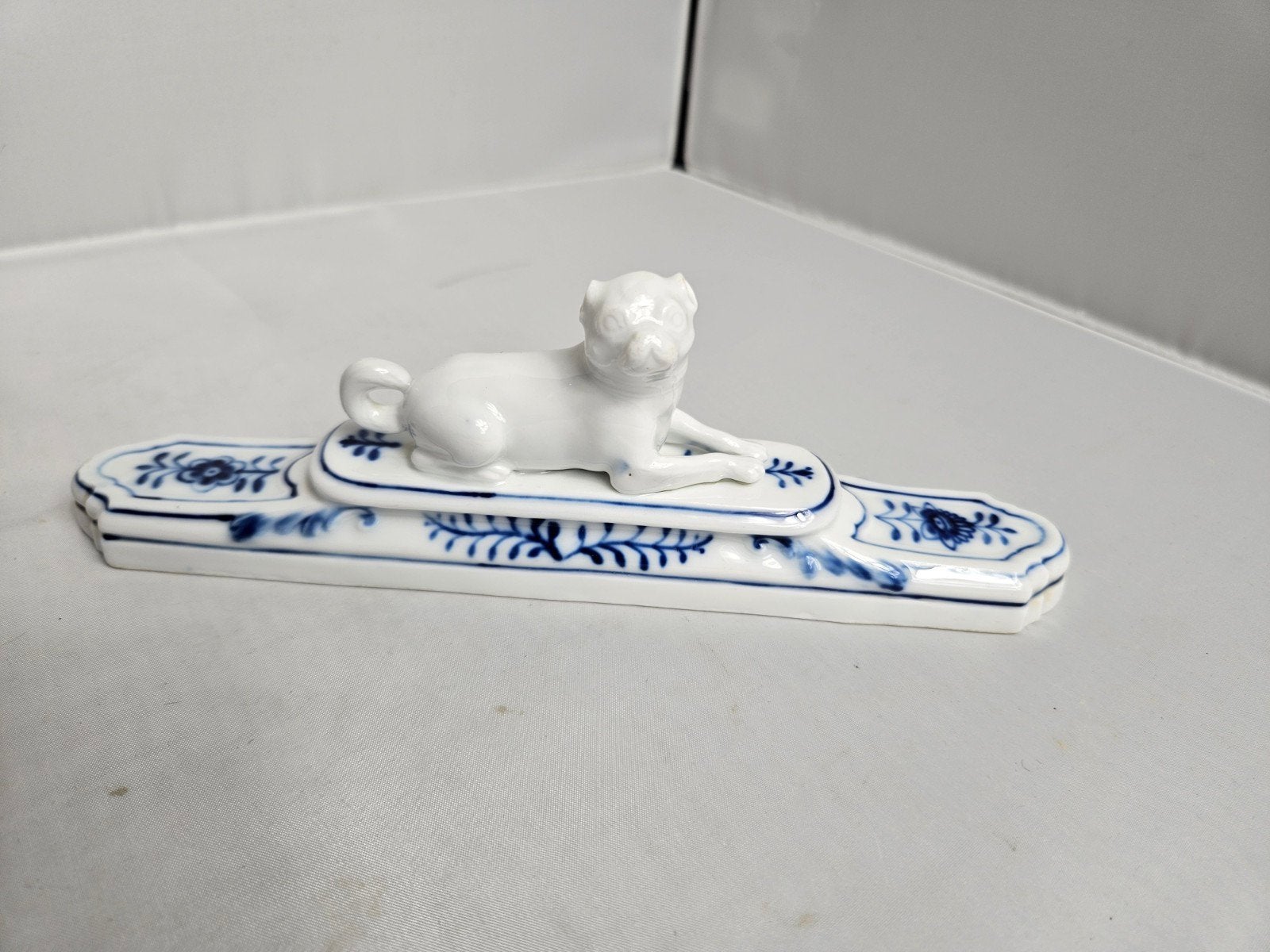 Meissen presse-papier met hond - Blauw en wit porselein, Antiek en Kunst, Ophalen of Verzenden